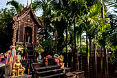 Chiang Mai - The Wat Phan Tao, in the courtyard of the temple we found also a house of spirits. 